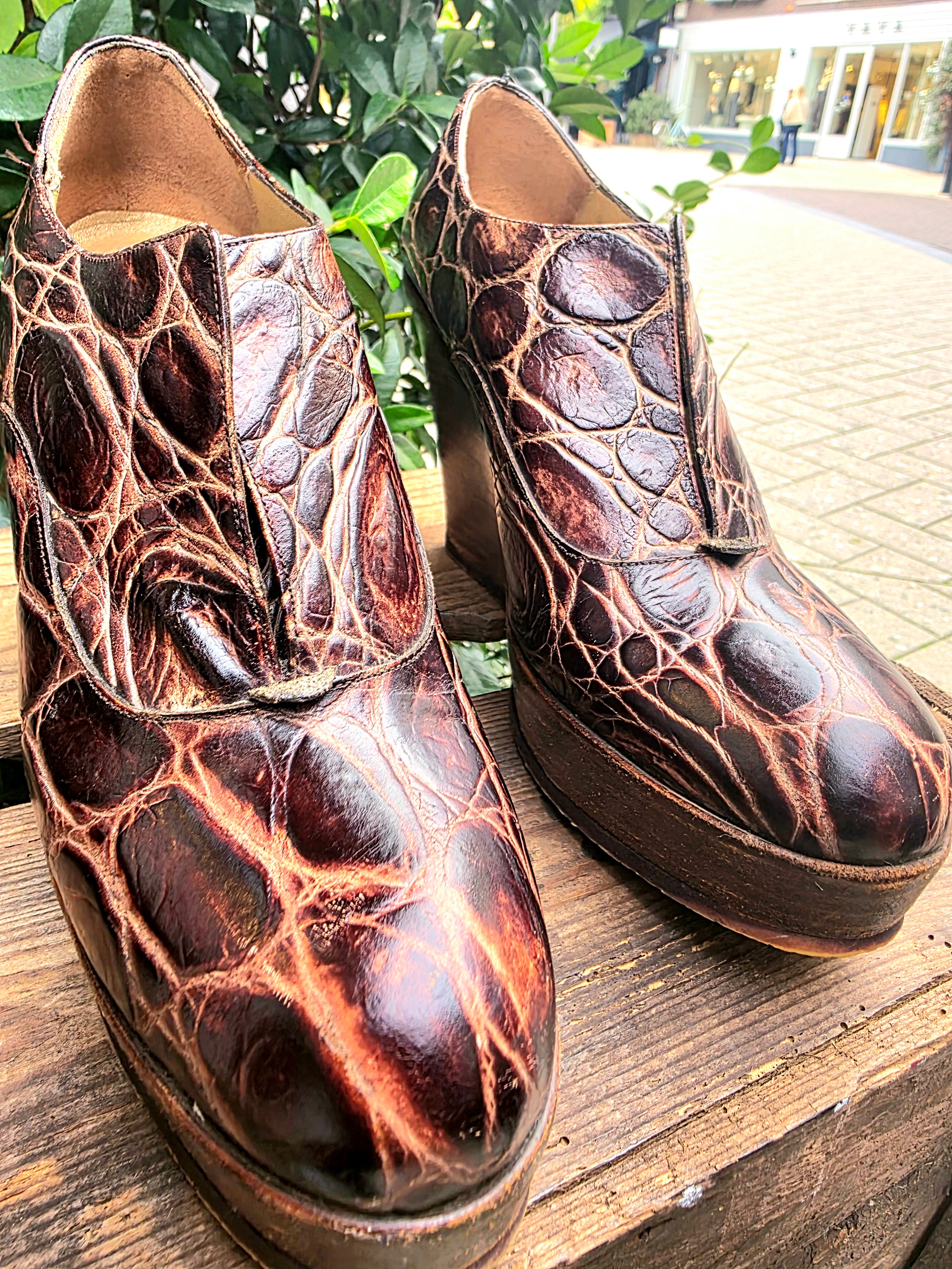 YV6983 : Vintage 90s Muxart Leather Wedge Shoes