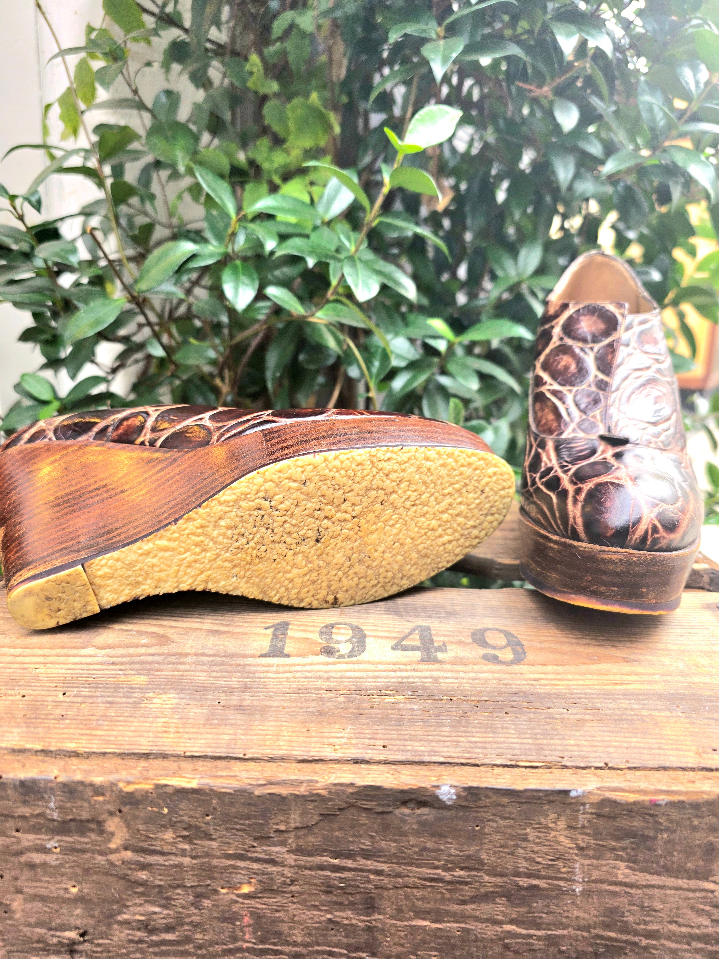 YV6983 : Vintage 90s Muxart Leather Wedge Shoes