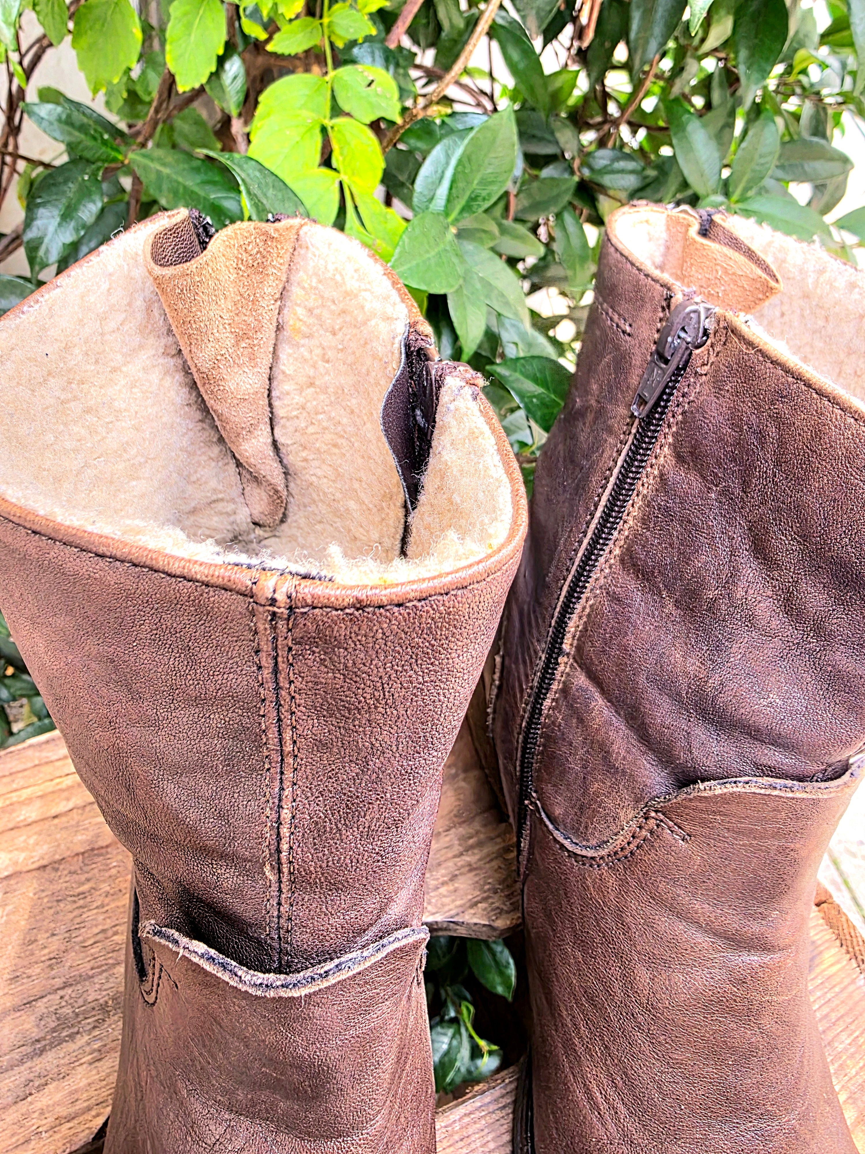 YV6959: Vintage 80s Leather Ankle Boots