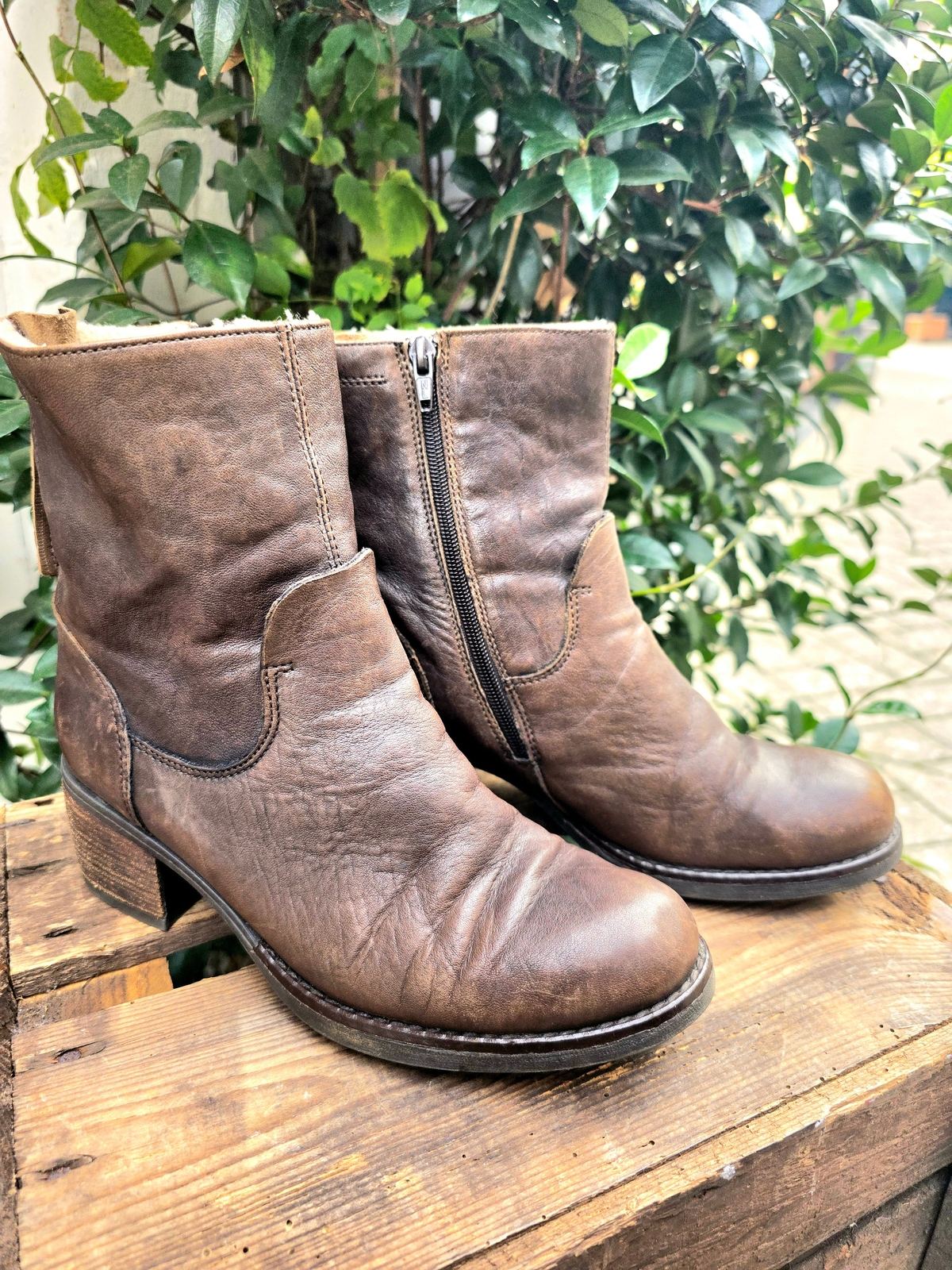YV6959: Vintage 80s Leather Ankle Boots