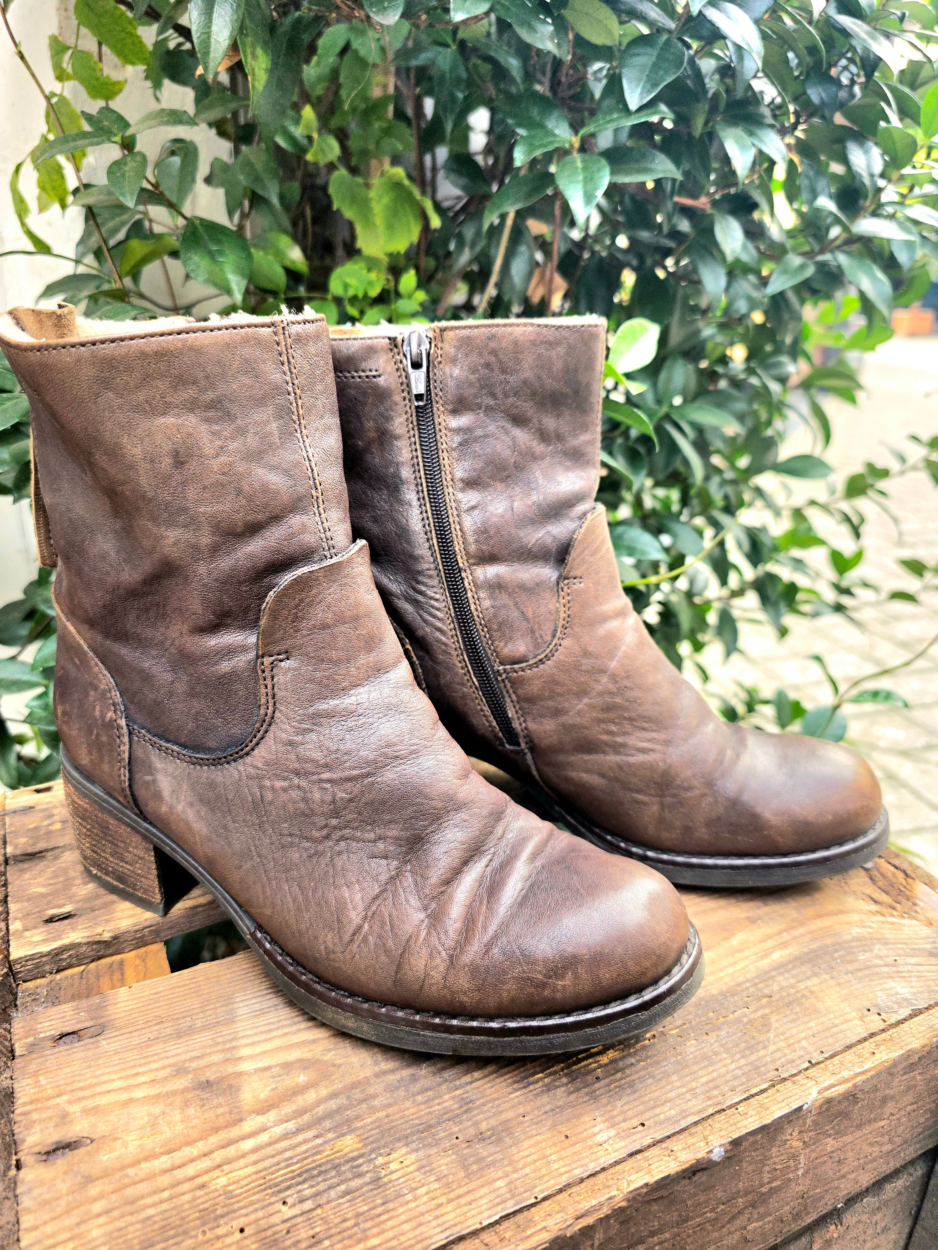 YV6959: Vintage 80s Leather Ankle Boots