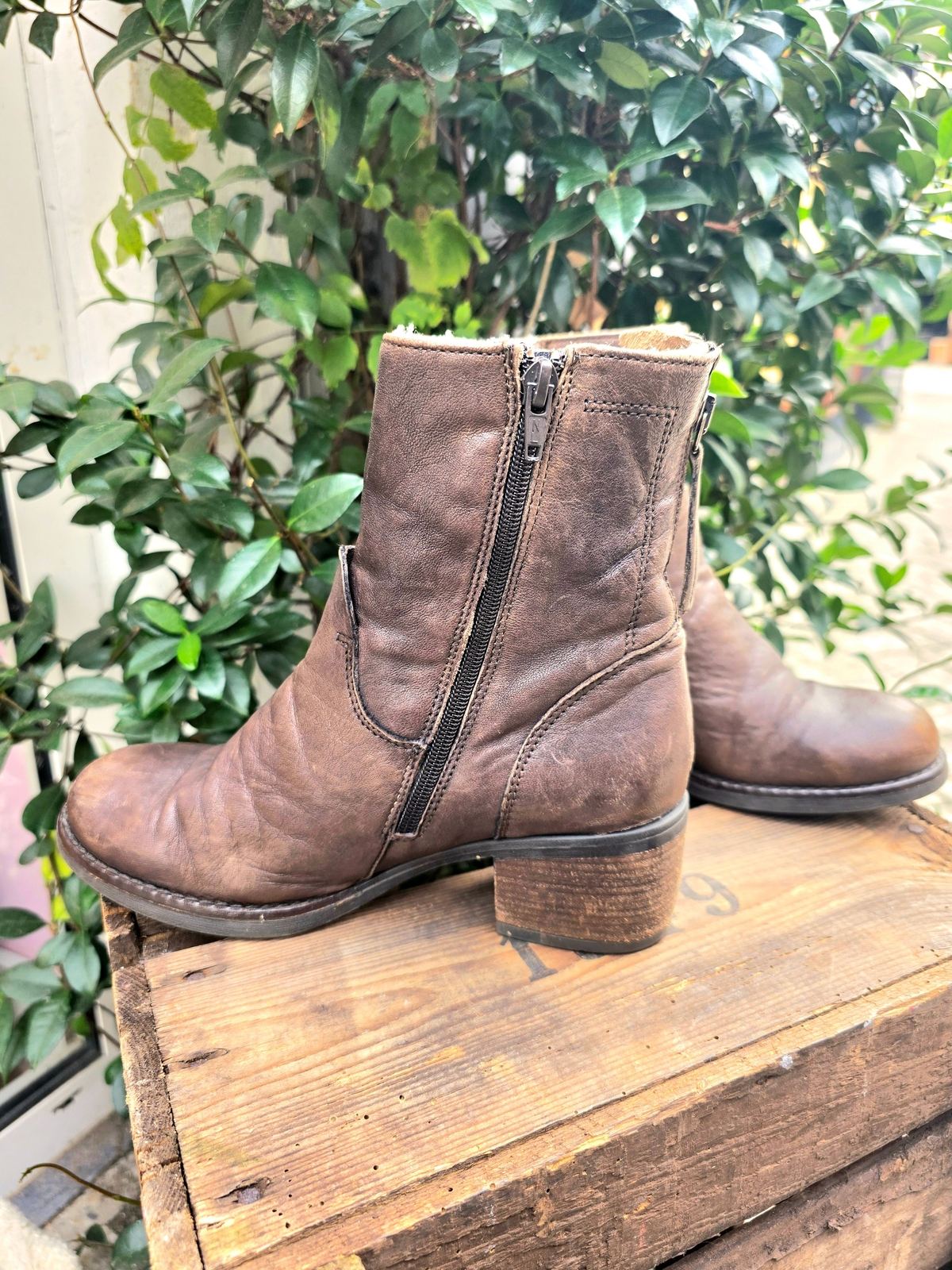 YV6959: Vintage 80s Leather Ankle Boots