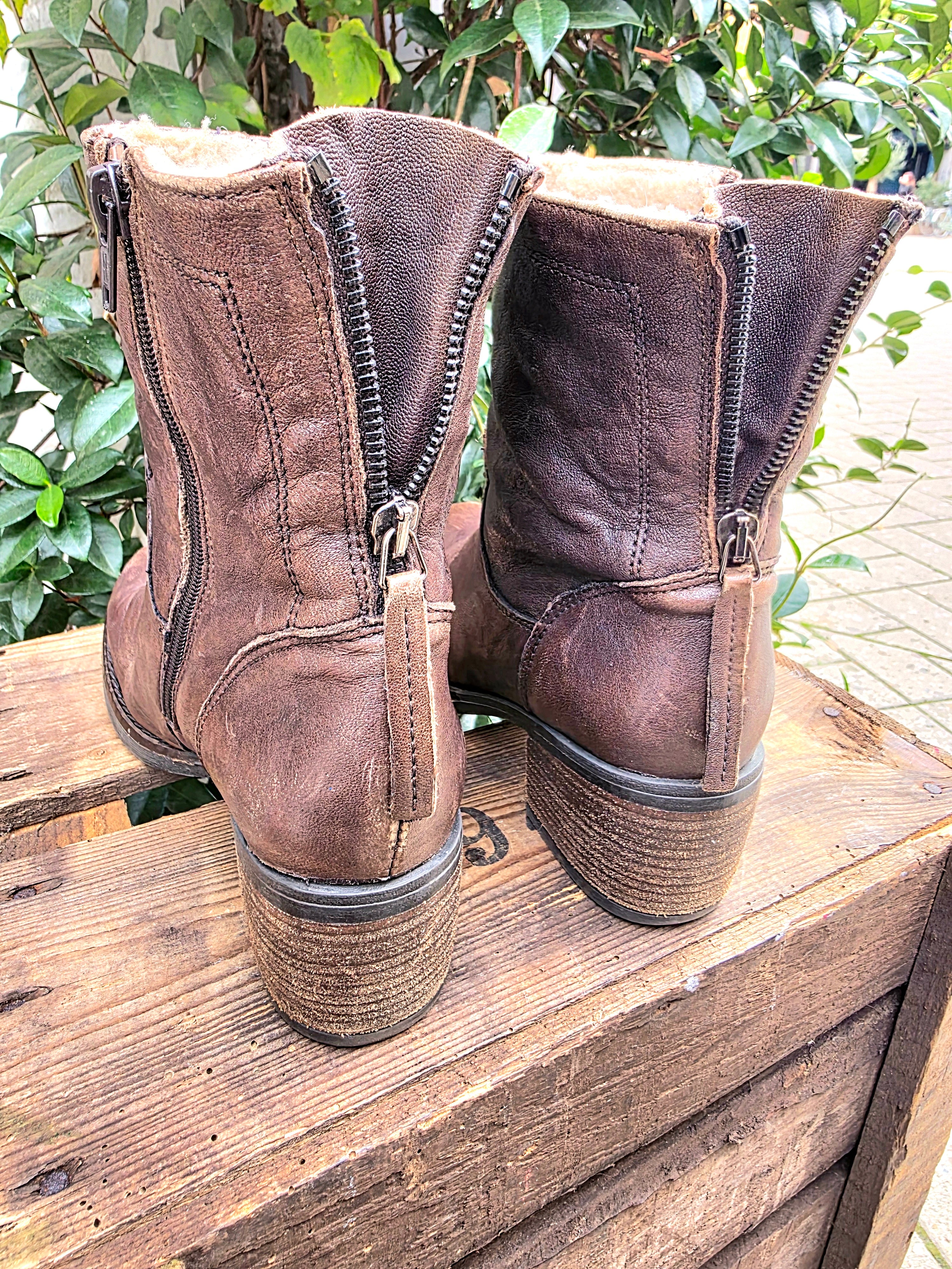 YV6959: Vintage 80s Leather Ankle Boots