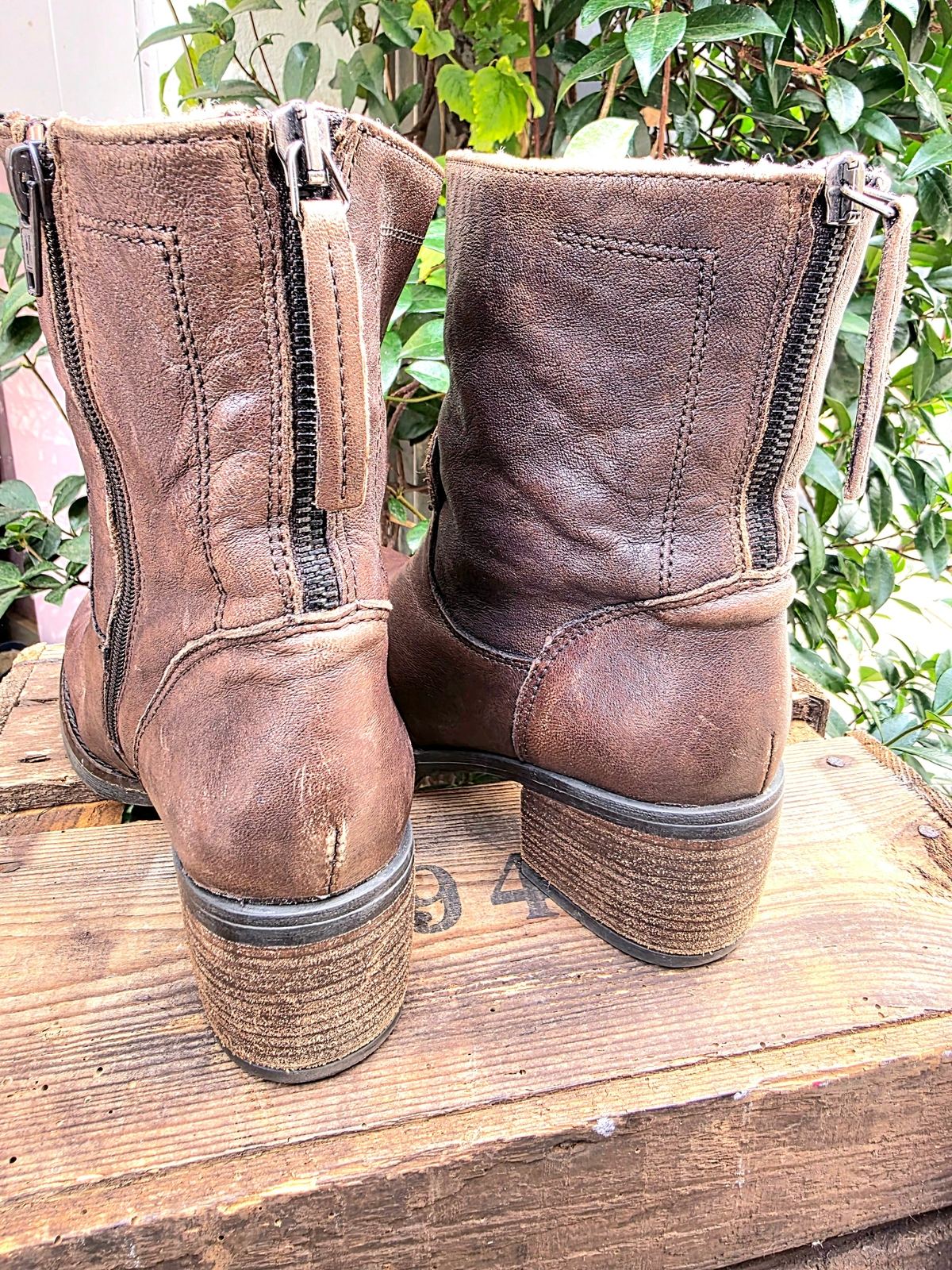 YV6959: Vintage 80s Leather Ankle Boots