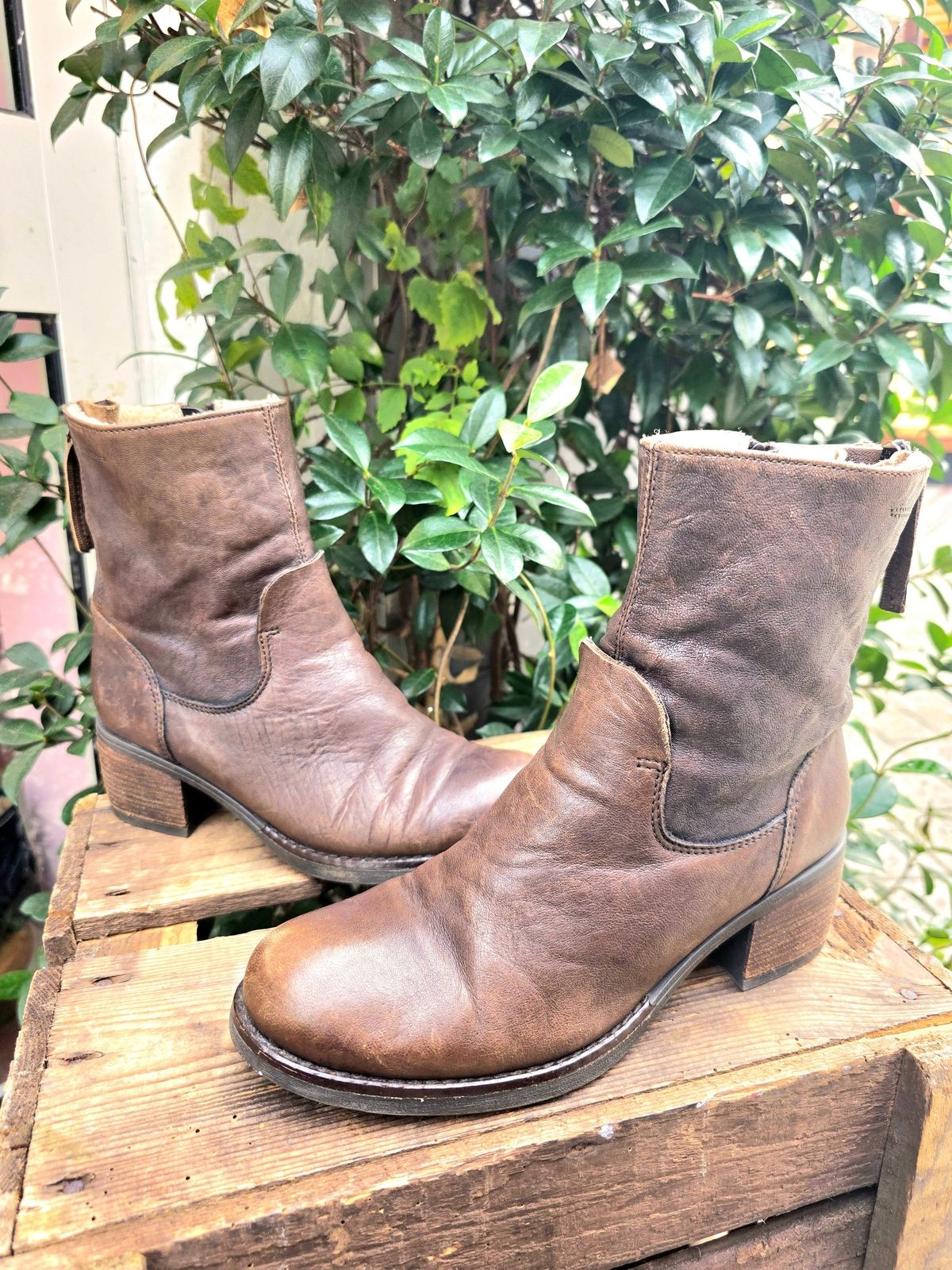 YV6959: Vintage 80s Leather Ankle Boots
