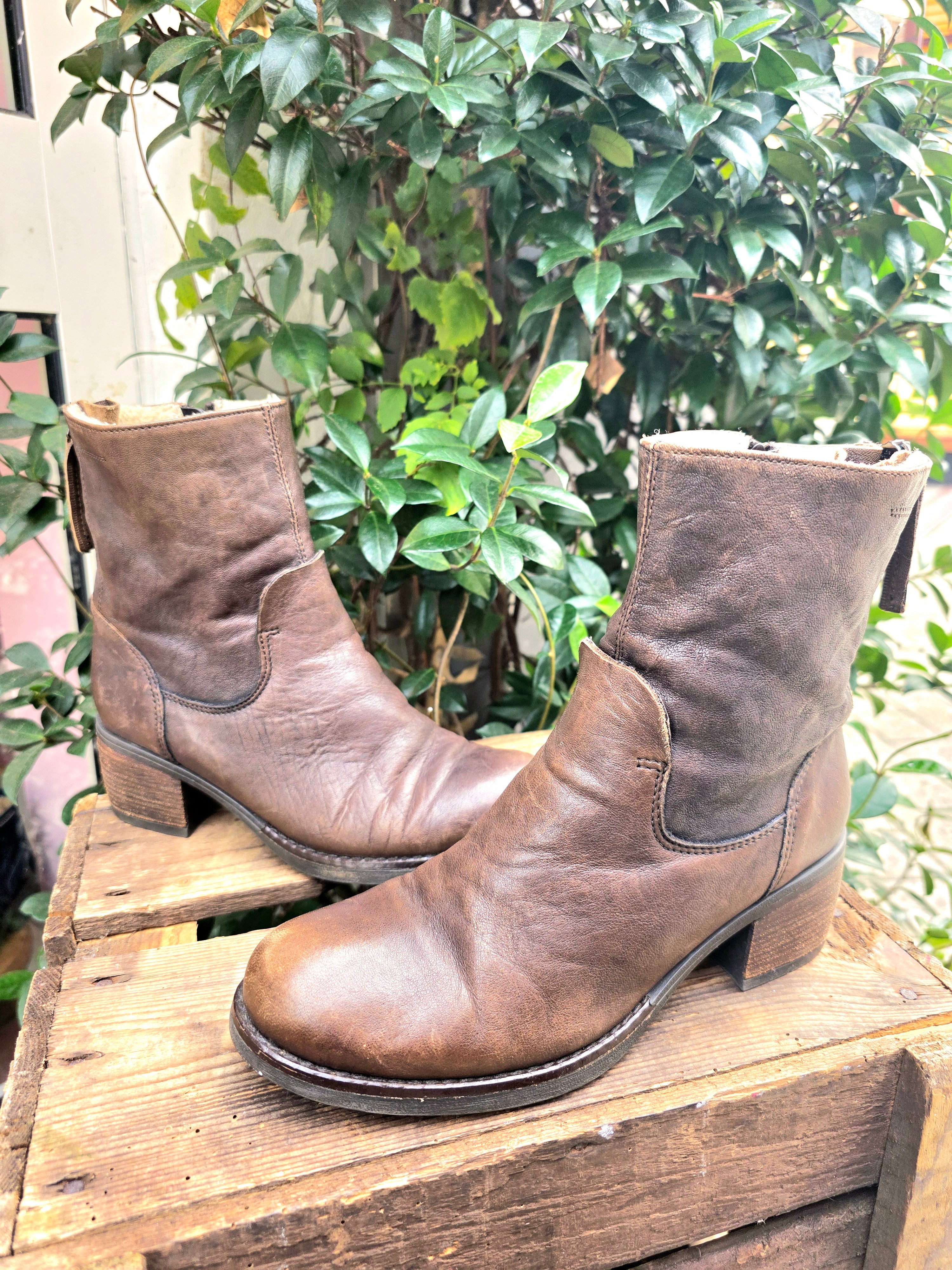 YV6959: Vintage 80s Leather Ankle Boots
