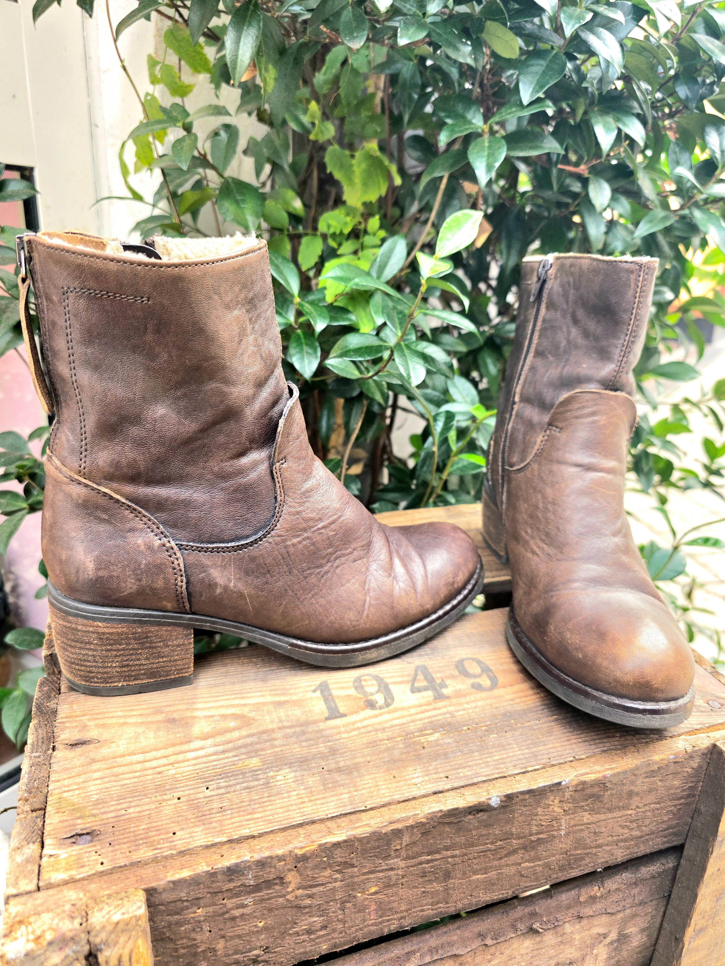 YV6959: Vintage 80s Leather Ankle Boots