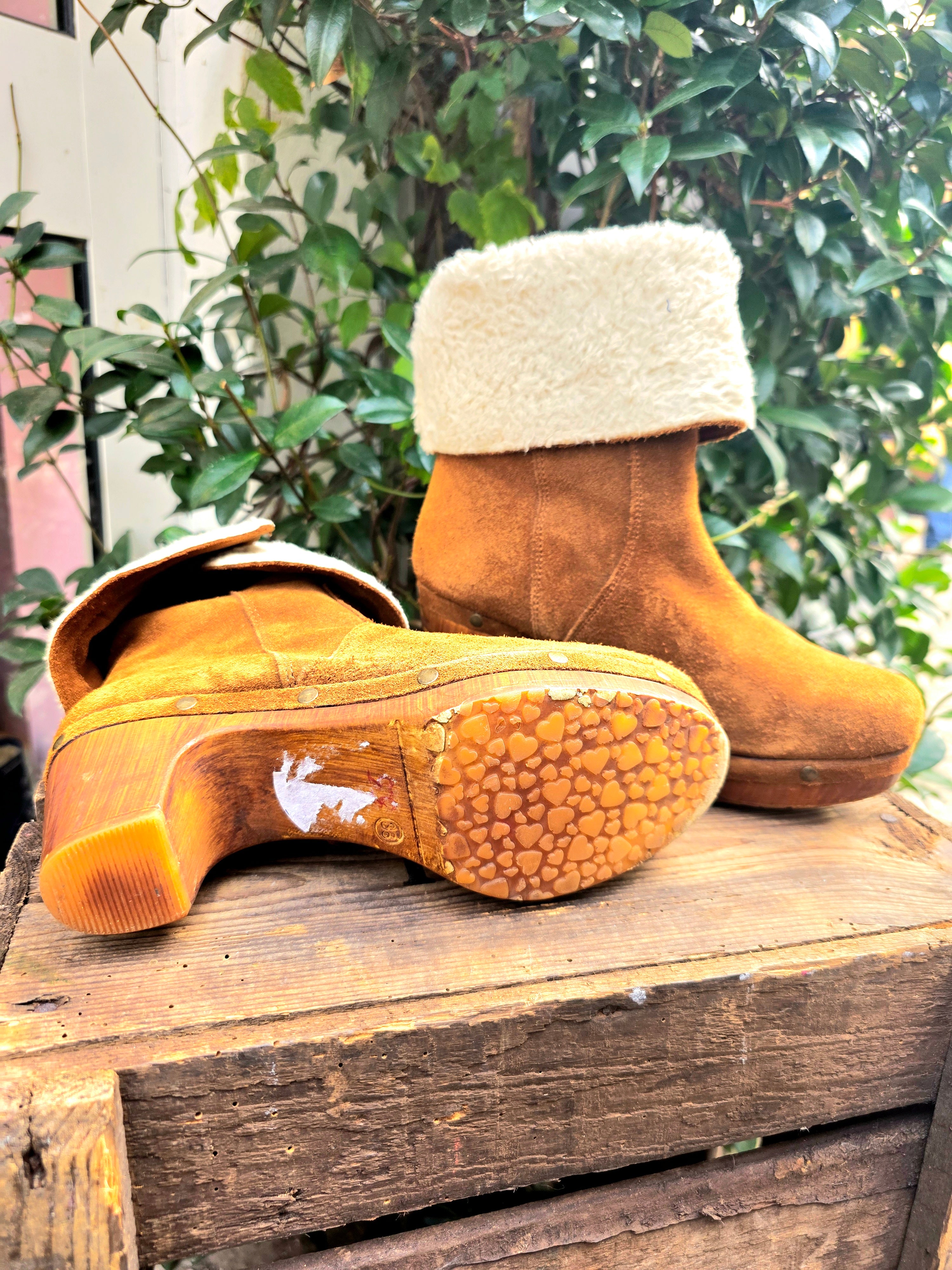 YV6951: Vintage 80s Hot Ice Ankle Boots