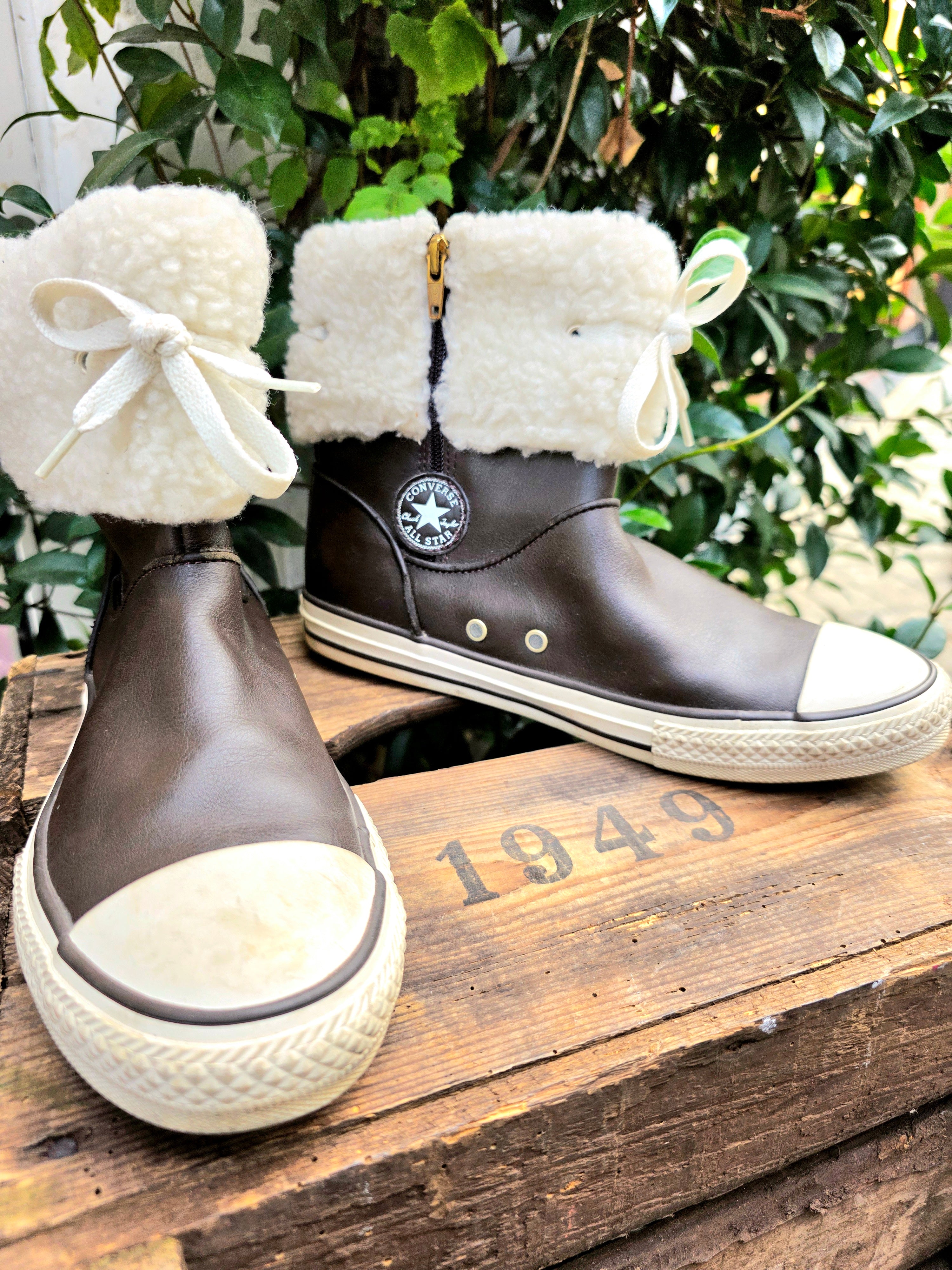 YV6957: Converse Chuck Taylor Andover Leather Boot Hi Shoes