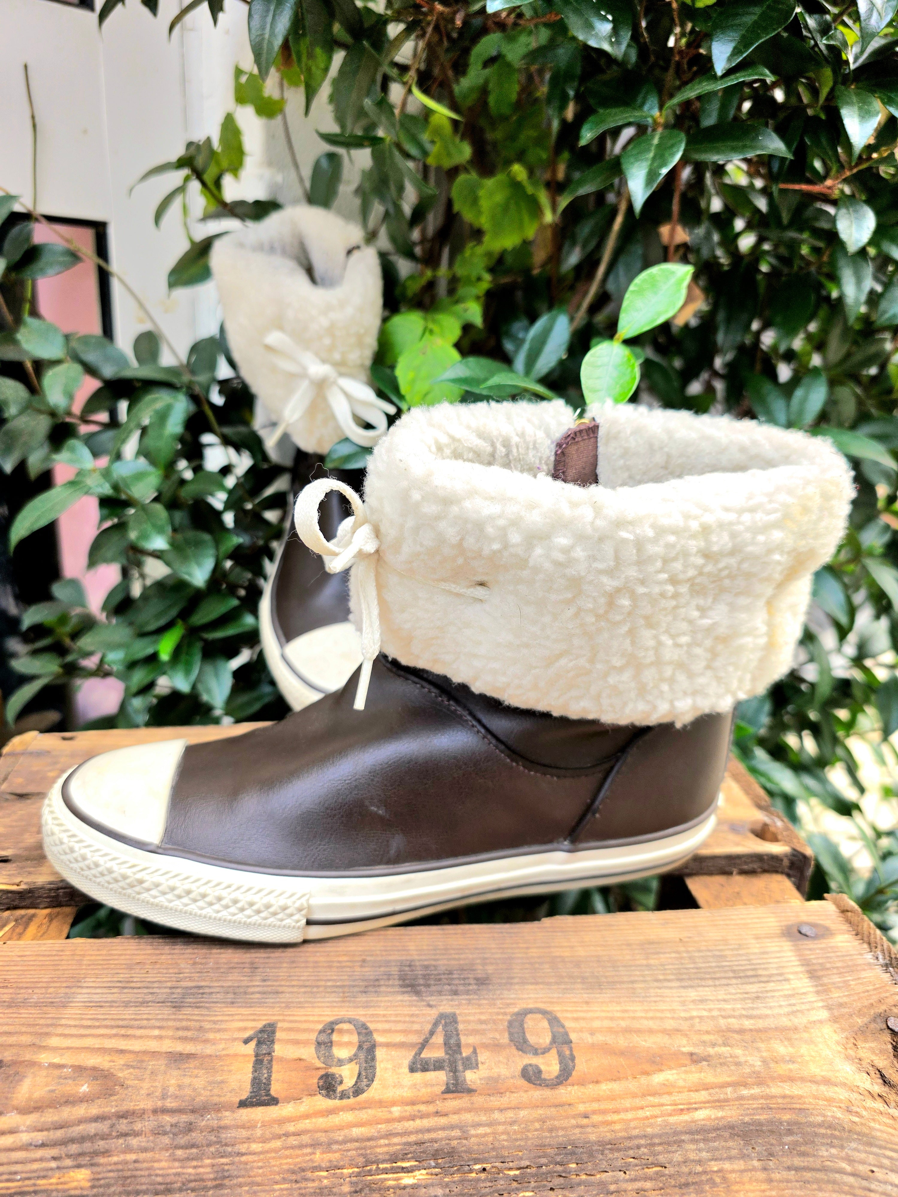 YV6957: Converse Chuck Taylor Andover Leather Boot Hi Shoes