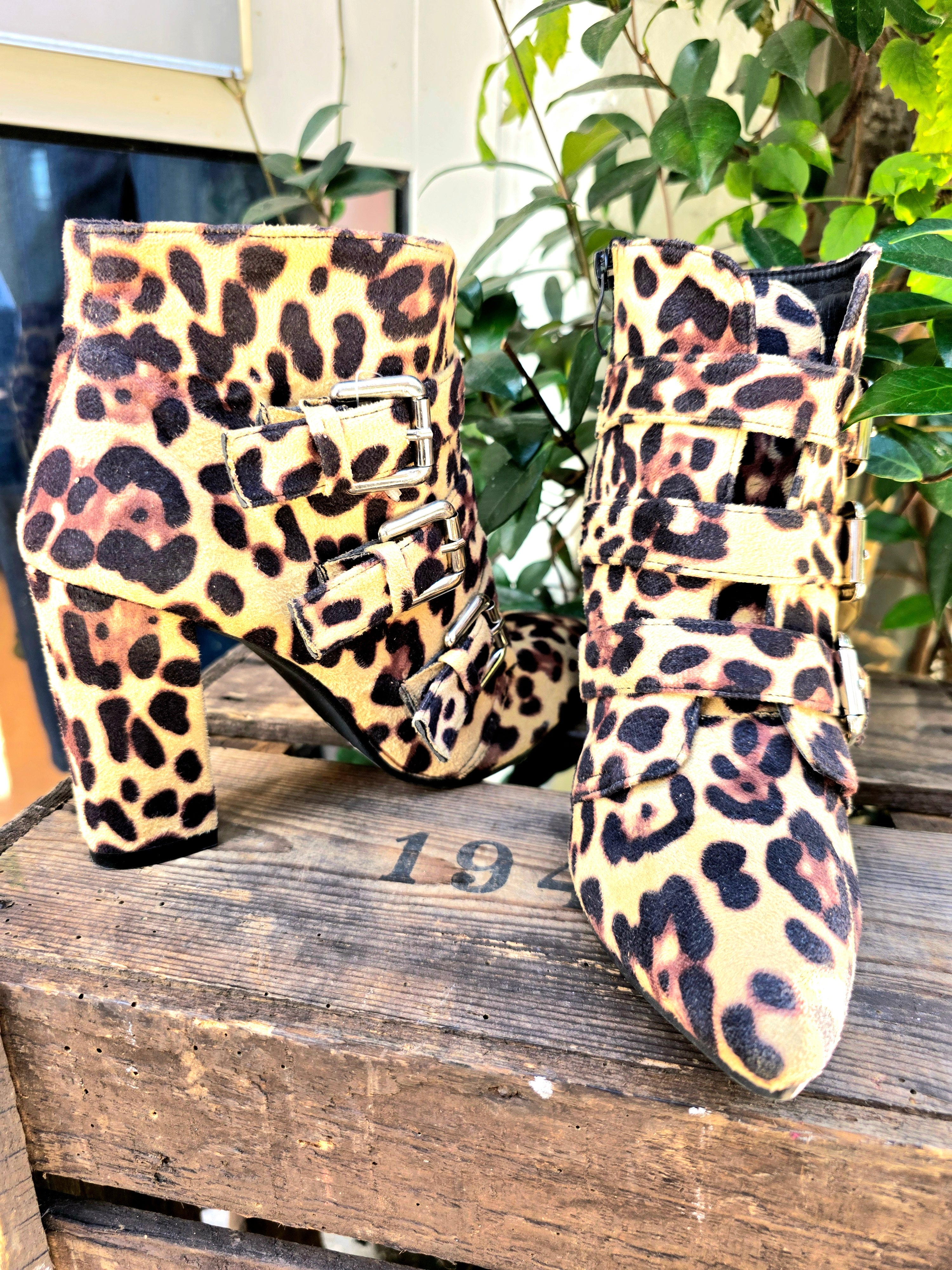 YV6971: Retro Leopard Print Pointed Toe High Heel Cowboy Boots
