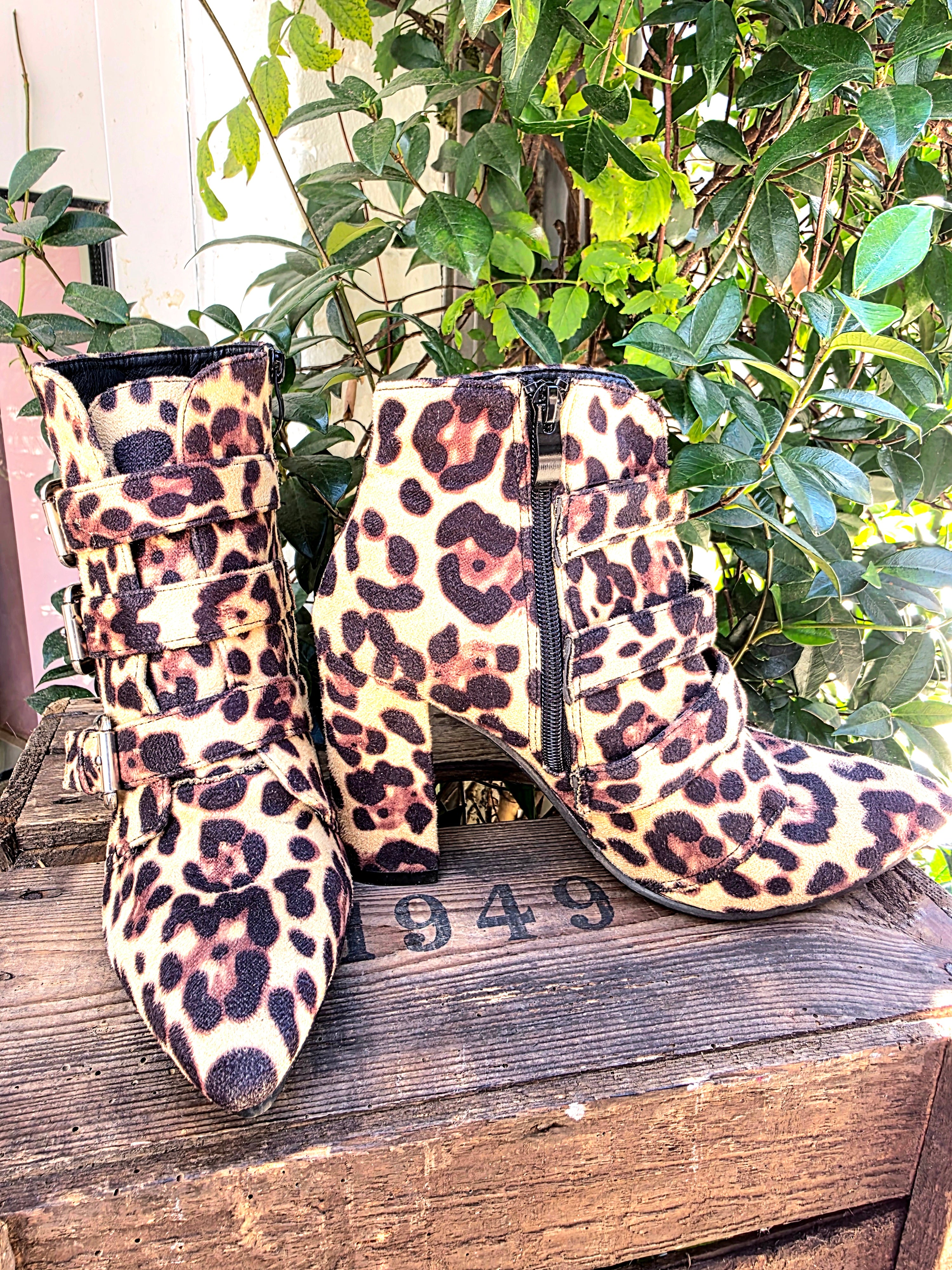 YV6971: Retro Leopard Print Pointed Toe High Heel Cowboy Boots