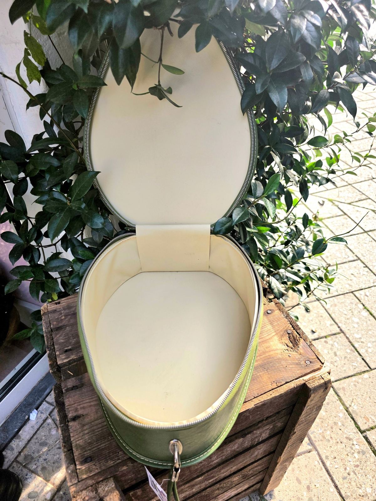 VTG 60’s Avocado Tear Drop Luggage Train Case With Wristlet