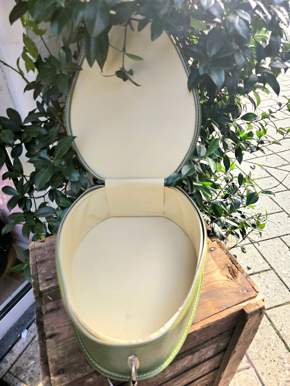 VTG 60’s Avocado Tear Drop Luggage Train Case With Wristlet