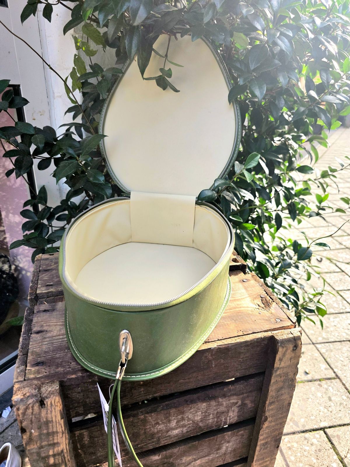 VTG 60’s Avocado Tear Drop Luggage Train Case With Wristlet