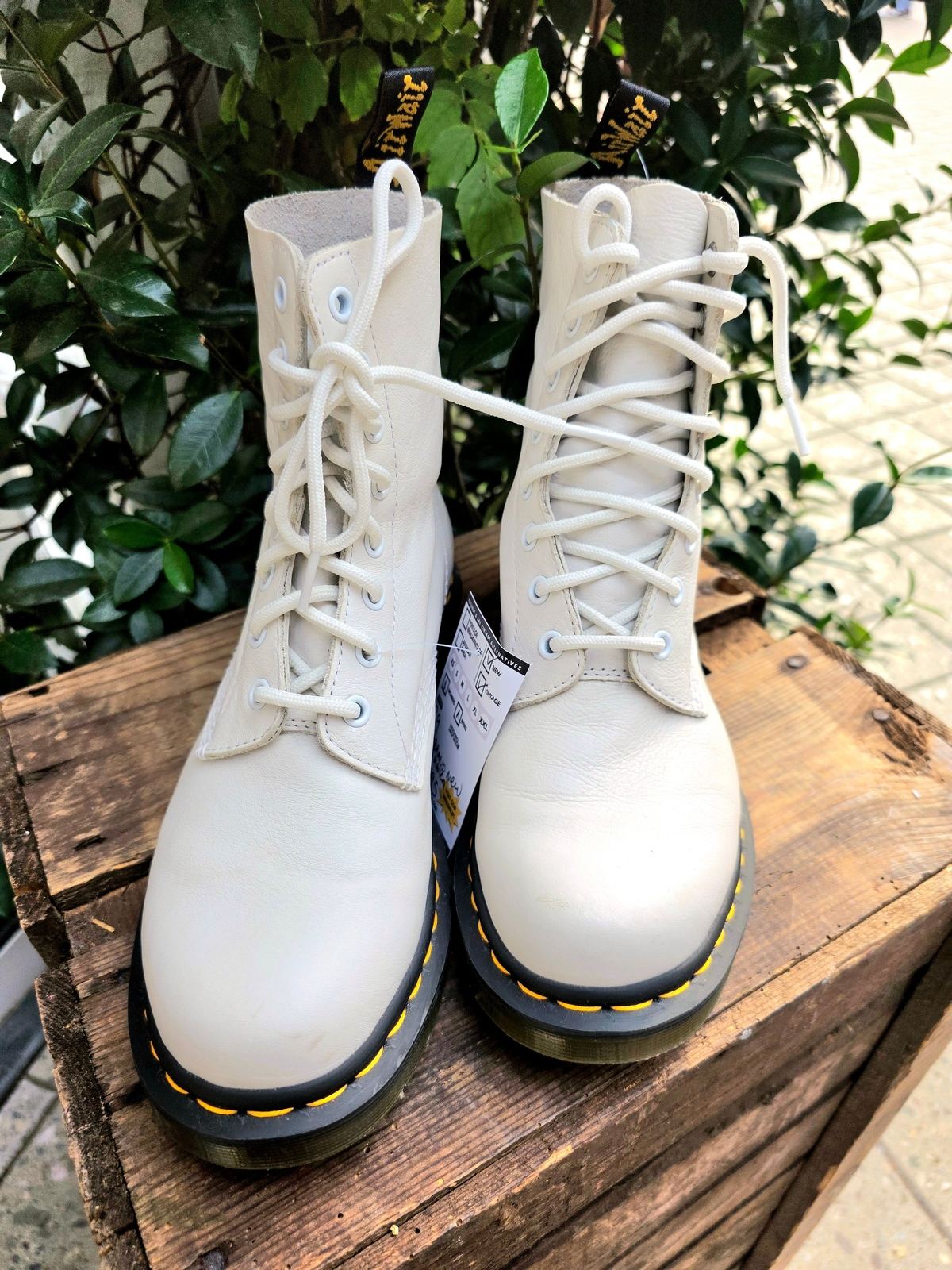 YV7005: Brand New Dr. Martens 1460 Pascal Virginia Ankle Boots
