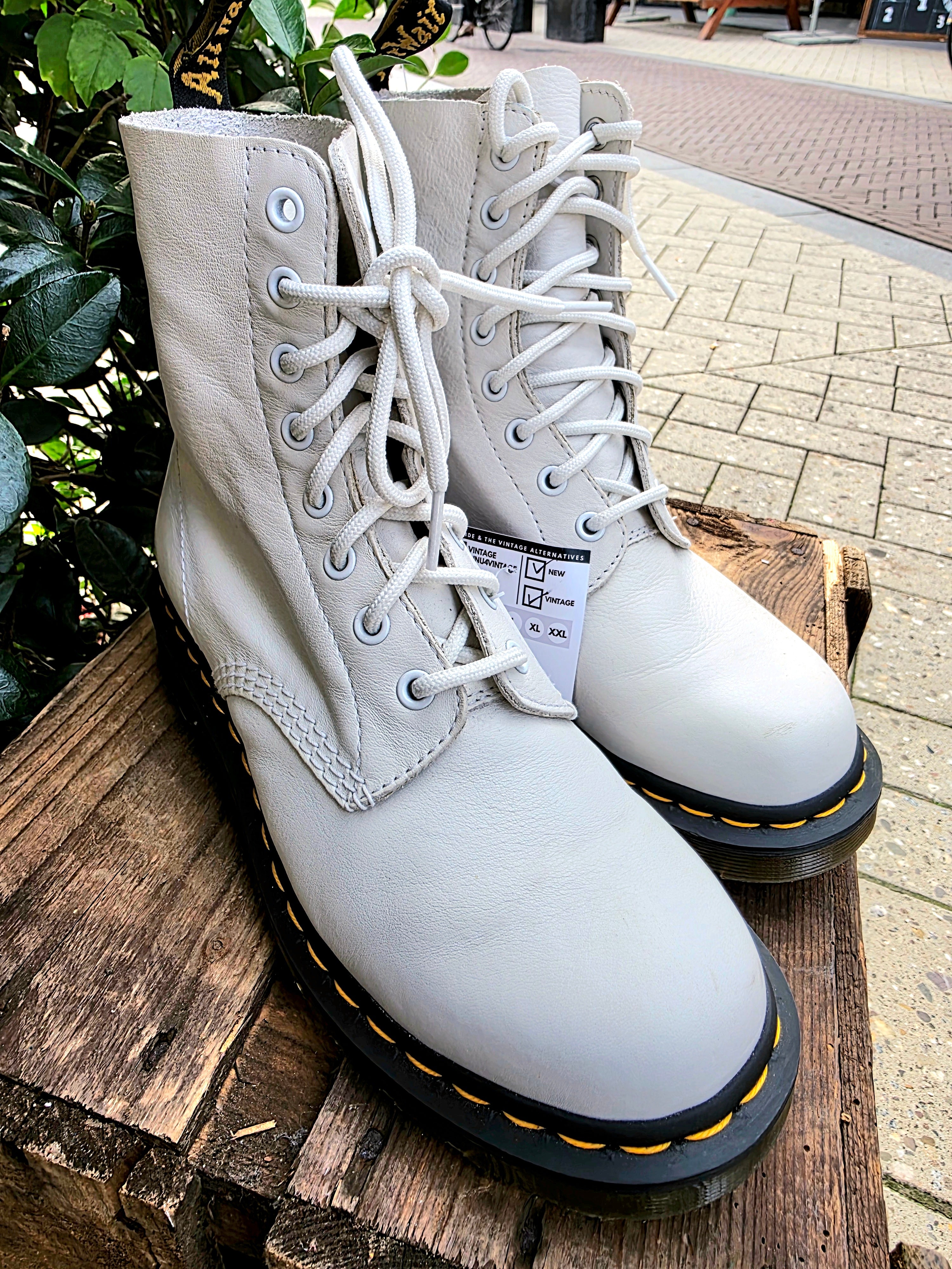 YV7005: Brand New Dr. Martens 1460 Pascal Virginia Ankle Boots