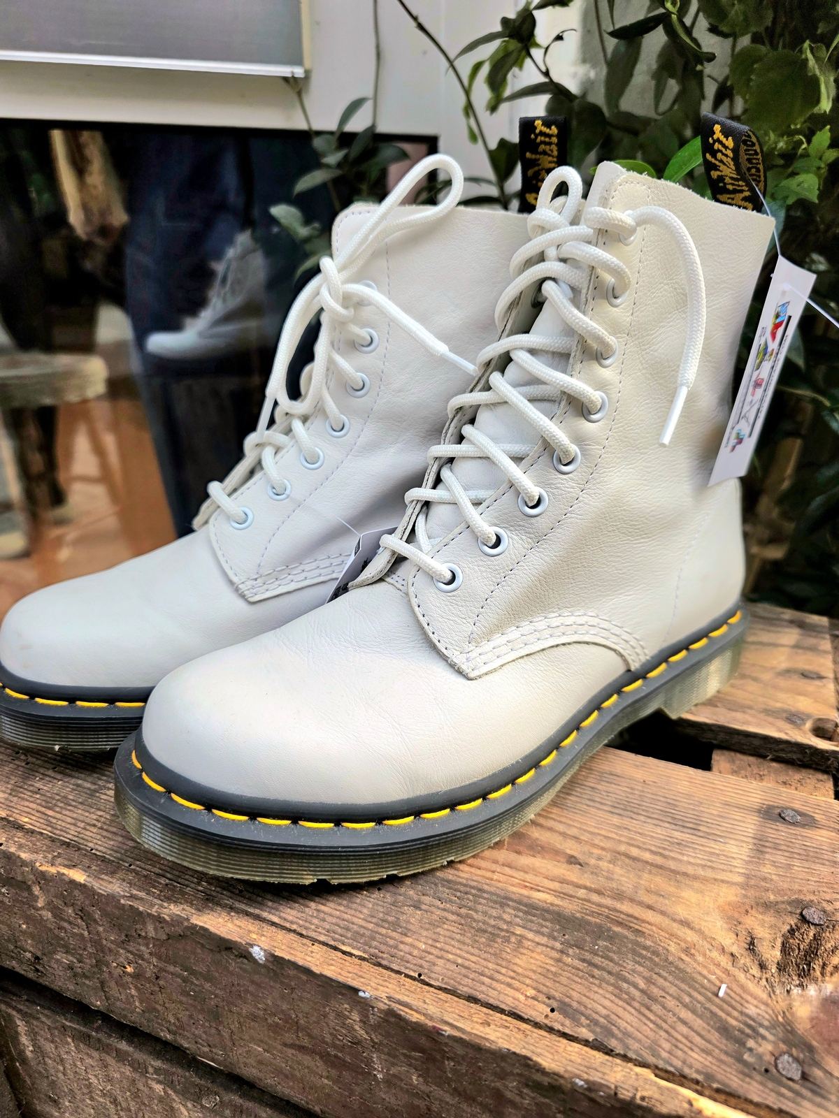 YV7005: Brand New Dr. Martens 1460 Pascal Virginia Ankle Boots