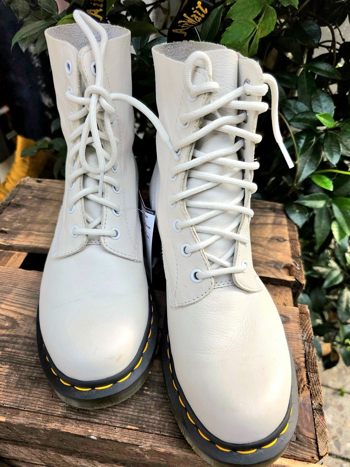 YV7005: Brand New Dr. Martens 1460 Pascal Virginia Ankle Boots