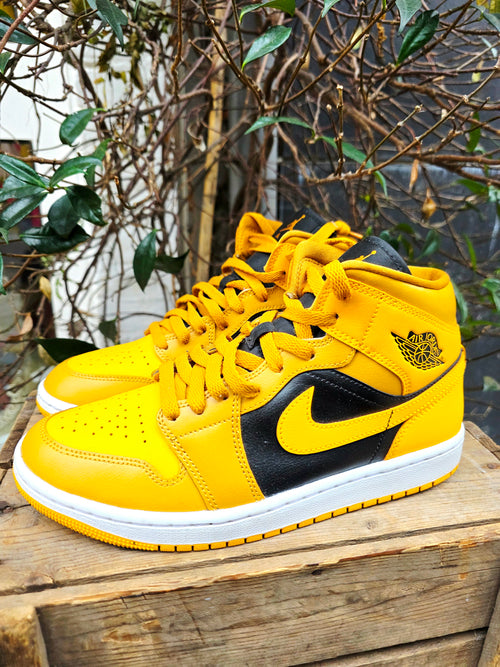 Air Jordan 1 Mid 'University Gold Black' Sneakers