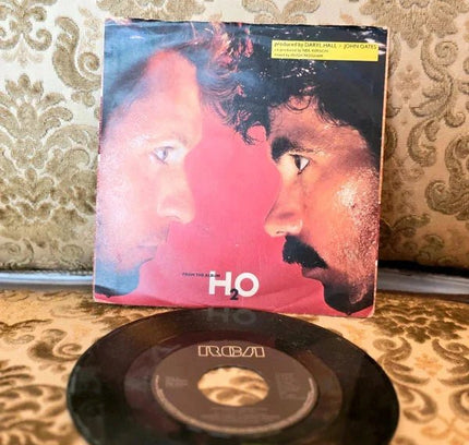 Daryl Hall + John Oates – Maneater b/w Delayed Reaction - Yatva
