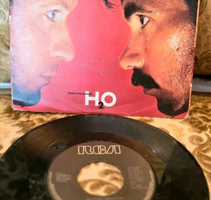 Daryl Hall + John Oates – Maneater b/w Delayed Reaction - Yatva