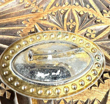 Elegant Oval Brooche - Yatva