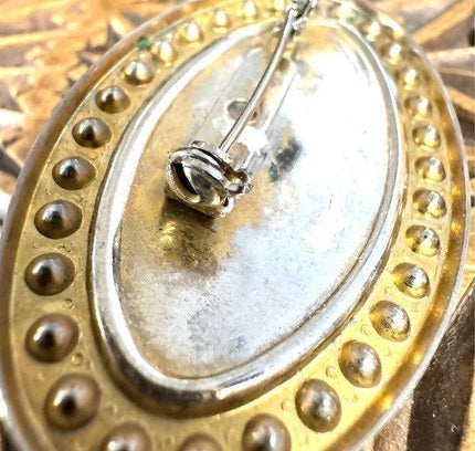 Elegant Oval Brooche - Yatva