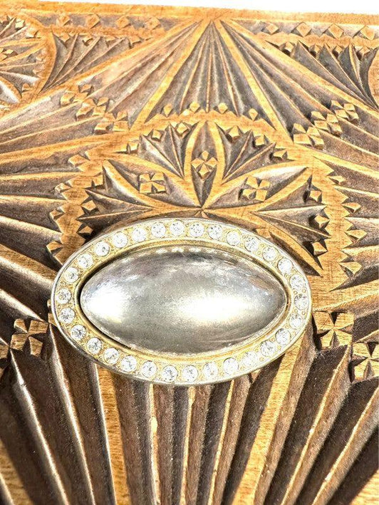 Elegant Oval Brooche - Yatva