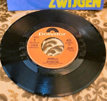 Het Goede Doel – Zwijgen Vinyl Record - Yatva