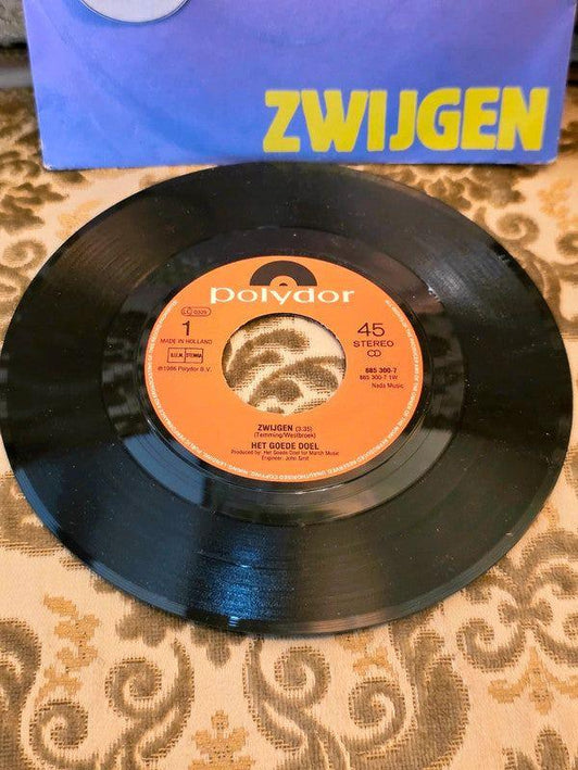 Het Goede Doel – Zwijgen Vinyl Record - Yatva