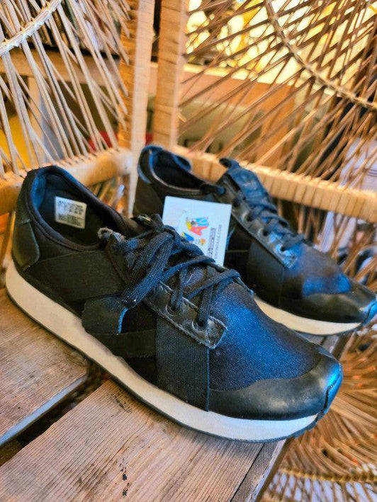Retro Adidas Sneakers - Yatva