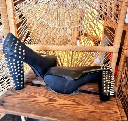 Retro Brand New Office London Heels - Yatva