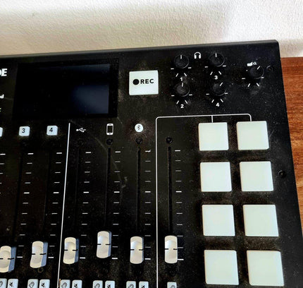 RØDECaster Pro Podcast Production Studio - Yatva