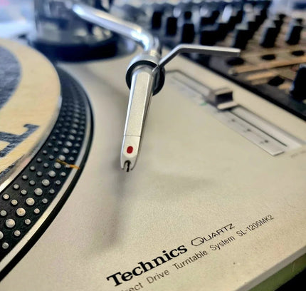 Technics Quartz Turntable SL1200 - MK2 Record Player - Yatva