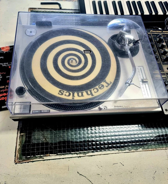 Technics Quartz Turntable SL1200 - MK2 Record Player - Yatva
