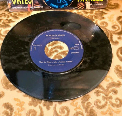 Theo de Vries En Zijn Femmes Fatales – We Willen Ze Houwen Vinyl Record - Yatva