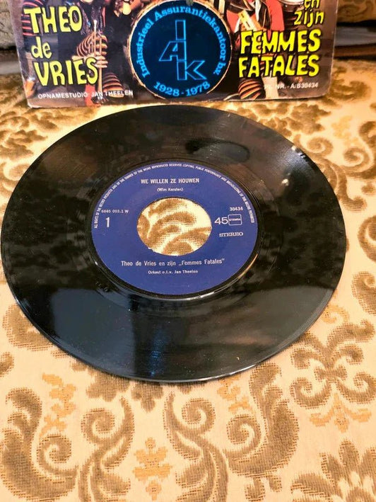 Theo de Vries En Zijn Femmes Fatales – We Willen Ze Houwen Vinyl Record - Yatva