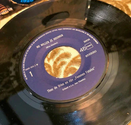 Theo de Vries En Zijn Femmes Fatales – We Willen Ze Houwen Vinyl Record - Yatva