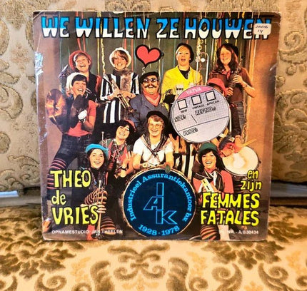 Theo de Vries En Zijn Femmes Fatales – We Willen Ze Houwen Vinyl Record - Yatva