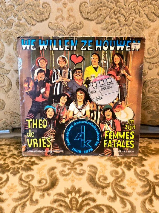 Theo de Vries En Zijn Femmes Fatales – We Willen Ze Houwen Vinyl Record - Yatva