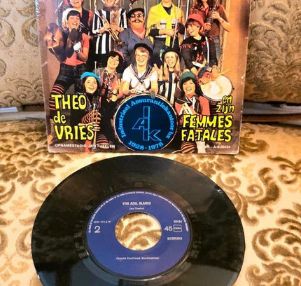 Theo de Vries En Zijn Femmes Fatales – We Willen Ze Houwen Vinyl Record - Yatva