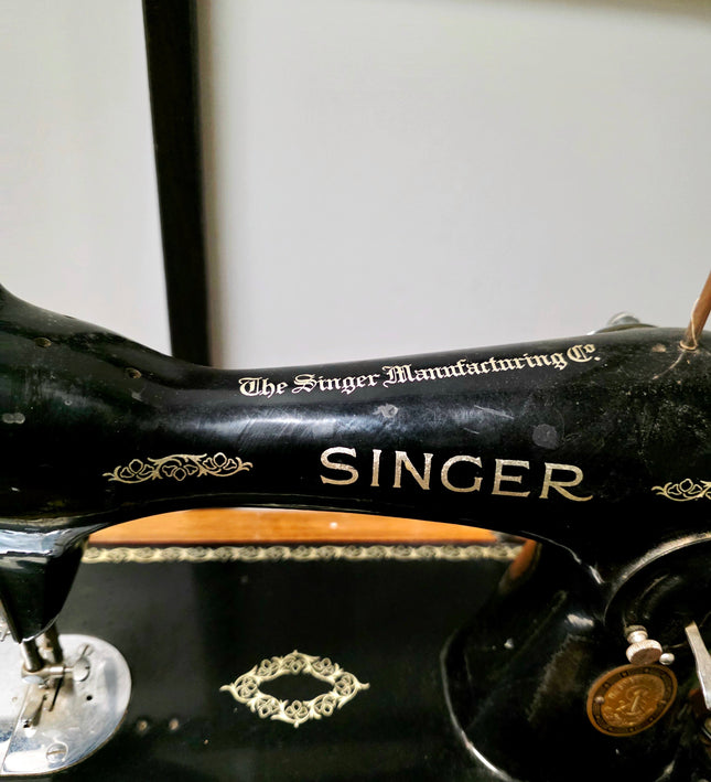 Vintage 1951 Singer 15K88 Hand Crank Sewing Machine | Kilbowie Scotland | Dutch Manual & Accessories - Yatva