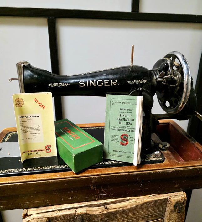Vintage 1951 Singer 15K88 Hand Crank Sewing Machine | Kilbowie Scotland | Dutch Manual & Accessories - Yatva