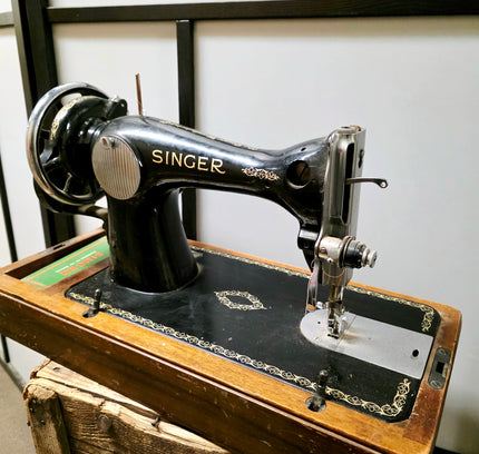Vintage 1951 Singer 15K88 Hand Crank Sewing Machine | Kilbowie Scotland | Dutch Manual & Accessories - Yatva