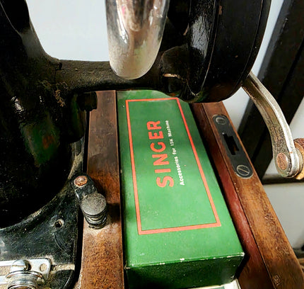 Vintage 1951 Singer 15K88 Hand Crank Sewing Machine | Kilbowie Scotland | Dutch Manual & Accessories - Yatva