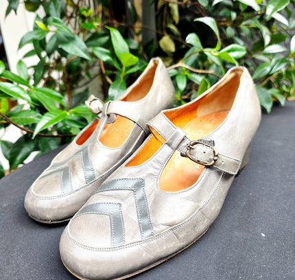 Vintage 1960s Dwea Metallic Grey Leather Chevron Mary Janes – Mod Block Heel - Yatva