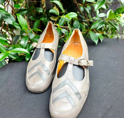 Vintage 1960s Dwea Metallic Grey Leather Chevron Mary Janes – Mod Block Heel - Yatva