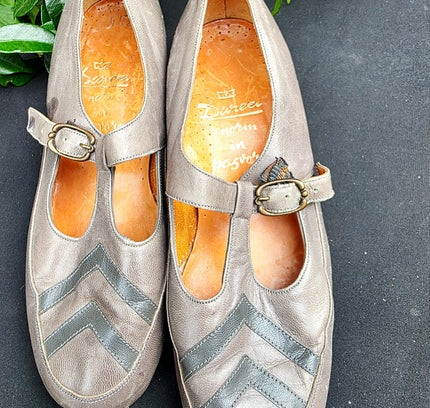 Vintage 1960s Dwea Metallic Grey Leather Chevron Mary Janes – Mod Block Heel - Yatva