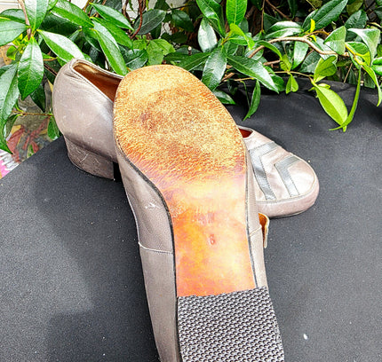 Vintage 1960s Dwea Metallic Grey Leather Chevron Mary Janes – Mod Block Heel - Yatva